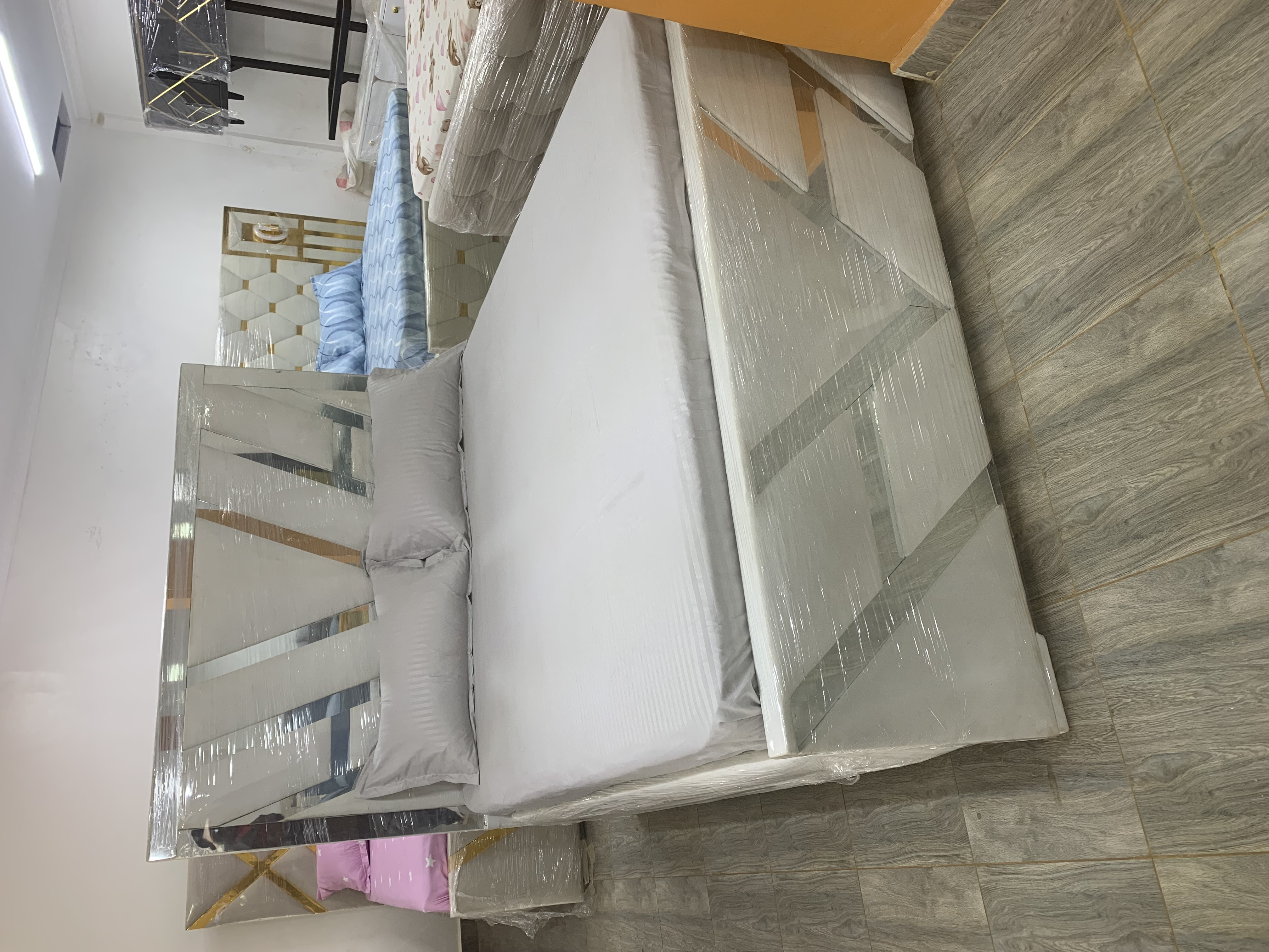 Mirror bed queen size