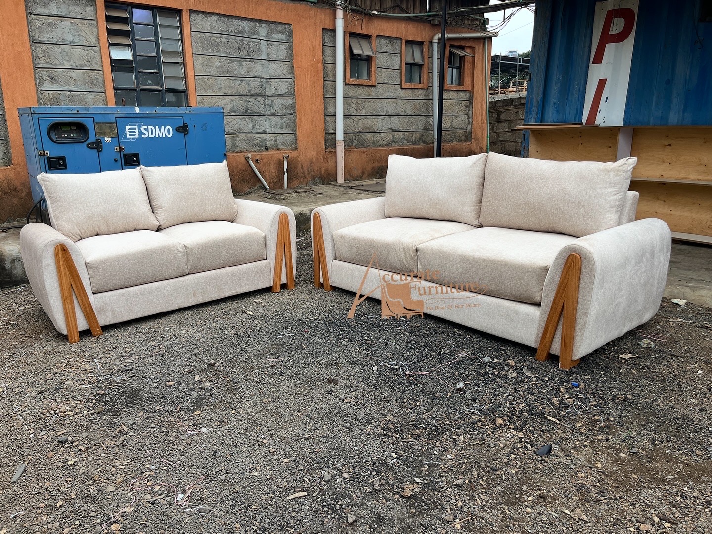 Five seater, round arm seat design with fine mahogany finish face