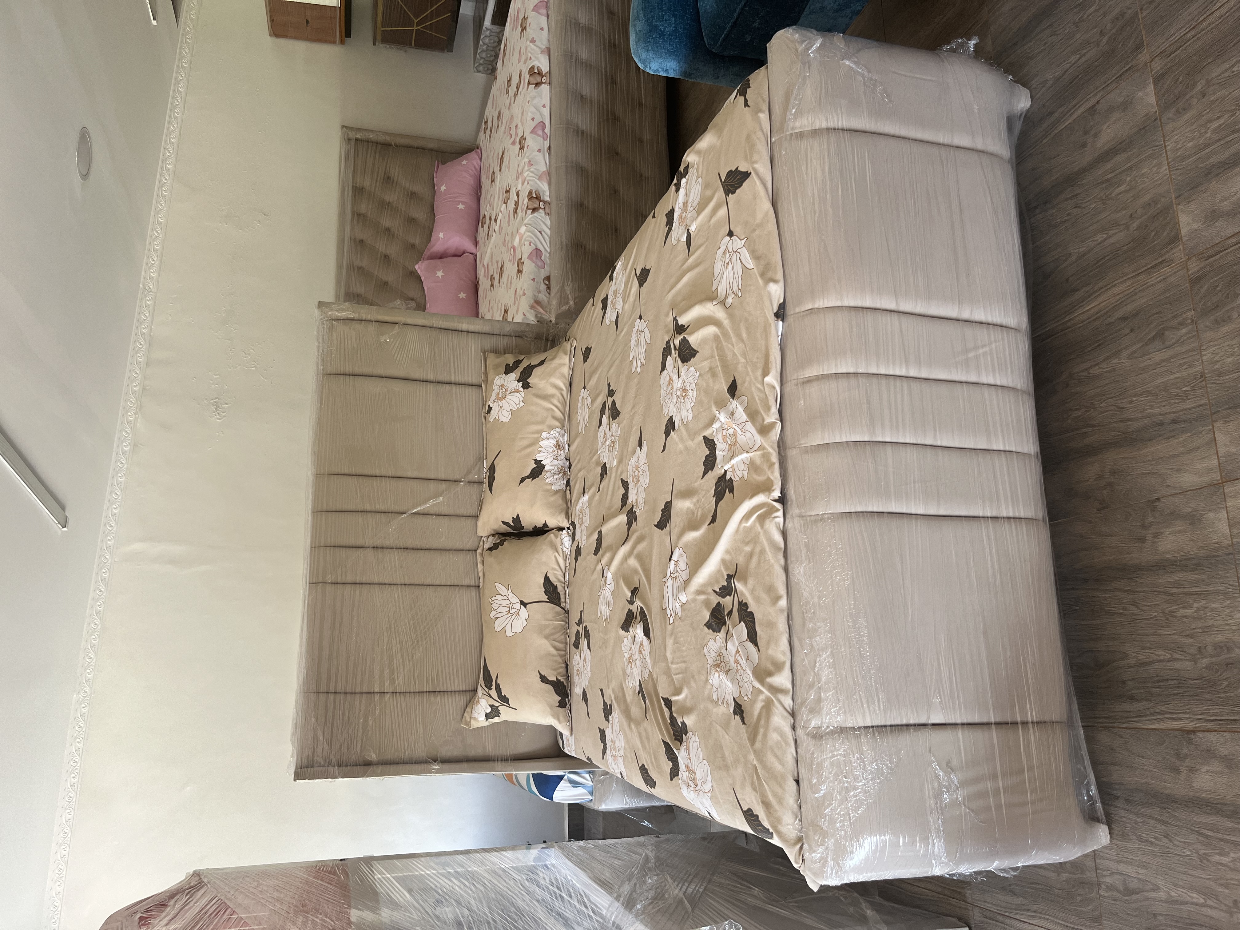 Queen size Chaster field bed